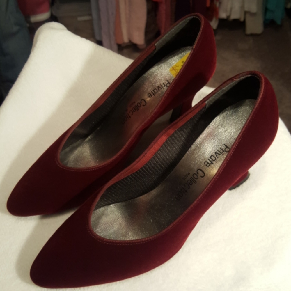 PRIVATE COLLECTION ♡ Gorgeous Vintage RAPTURE Wine Red Velvet 3" Heels 5B